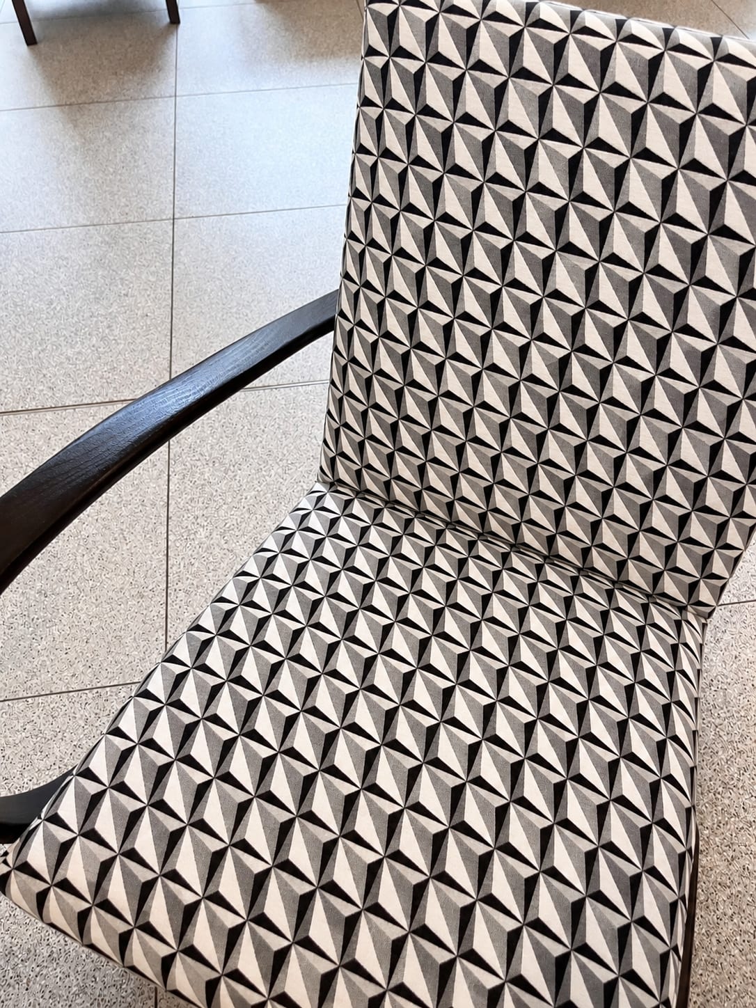 Detail geometrického čalounění retro křesla Halabala