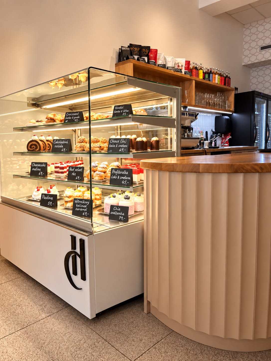 Barový pult Halabala Café s vitrínou plnou domácích zákusků